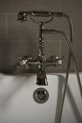 Bath tub faucet with spray attachment